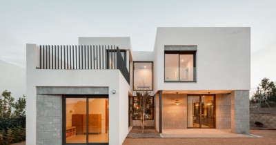 Casa amb jardí amb una façana de pedra de Sant Vicenç i Sate